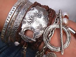 Pulseras y dijes artesanales